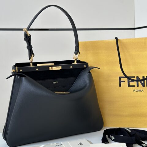 FENDI 最新标志性𝐏𝐄𝐄𝐊𝐀𝐁𝐎𝐎  中号手袋 款号80172