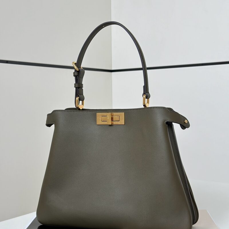FENDI 最新标志性𝐏𝐄𝐄𝐊𝐀𝐁𝐎𝐎  中号手袋 款号80172