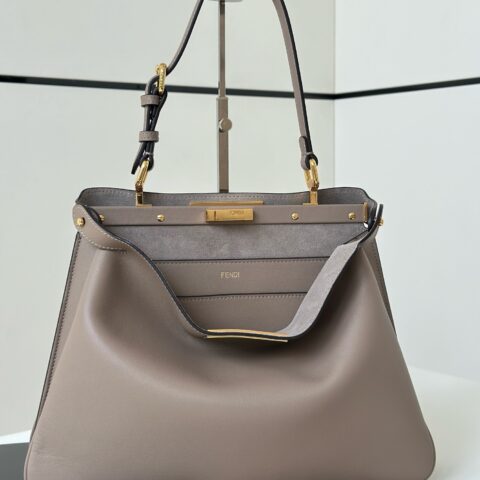 FENDI 最新标志性𝐏𝐄𝐄𝐊𝐀𝐁𝐎𝐎  中号手袋 款号80172