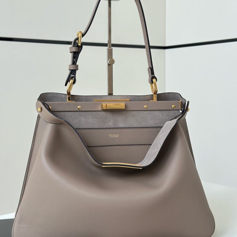 FENDI 最新标志性𝐏𝐄𝐄𝐊𝐀𝐁𝐎𝐎  中号手袋 款号80172