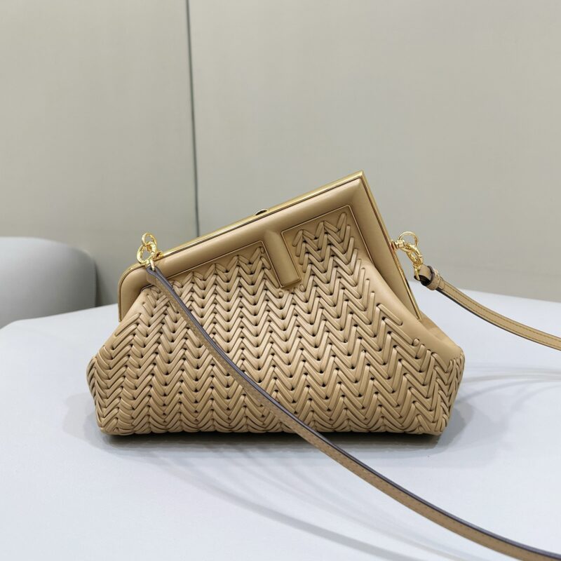 FENDI first系列以F为字母作为设计亮点 款号80156