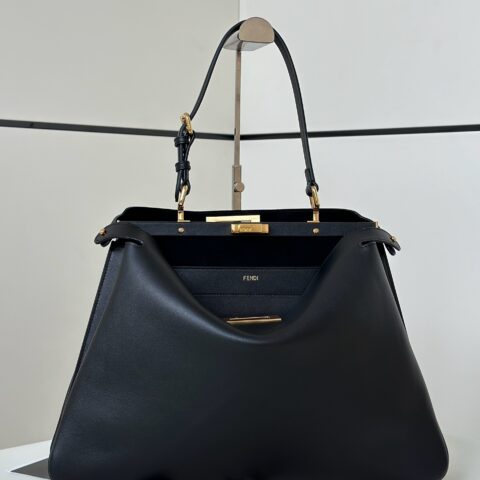 FENDI 最新标志性𝐏𝐄𝐄𝐊𝐀𝐁𝐎𝐎 大号手袋 款号80172L