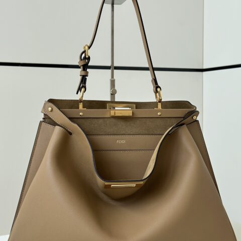 FENDI 最新标志性𝐏𝐄𝐄𝐊𝐀𝐁𝐎𝐎  大号手袋 款号80172L驼色