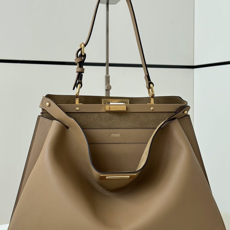FENDI 最新标志性𝐏𝐄𝐄𝐊𝐀𝐁𝐎𝐎  大号手袋 款号80172L驼色
