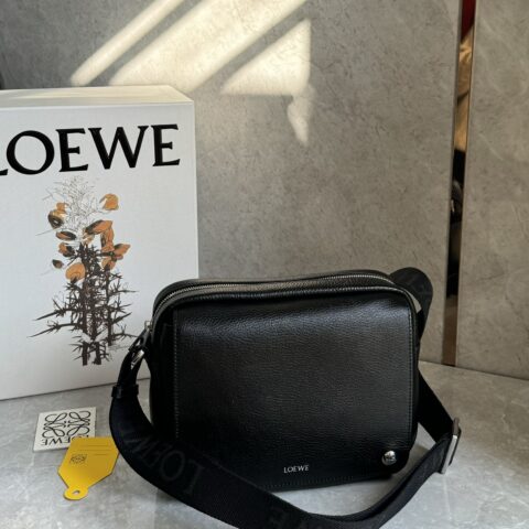 LOEWE Pebble邮差包 0522