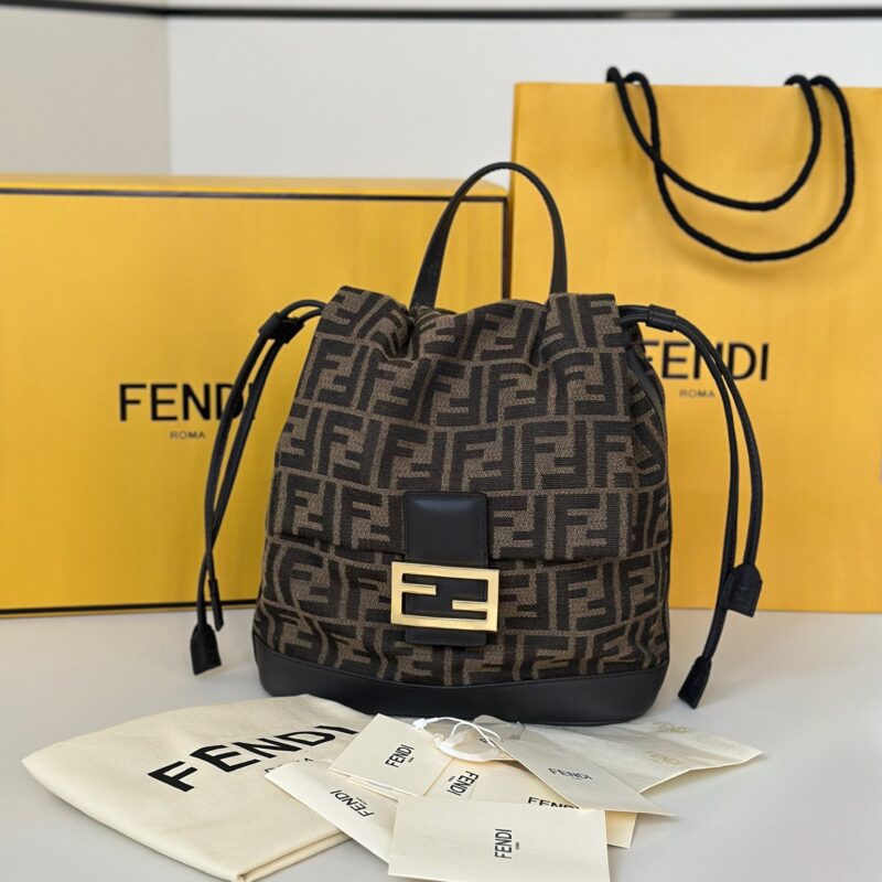 FENDI一眼沦陷的新款双肩包 款号8689