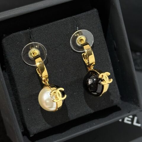 ❗️新品❗️ ☀️新款☑️ 香奈儿双C 金色半黑半白小球耳钉耳环 ☀️