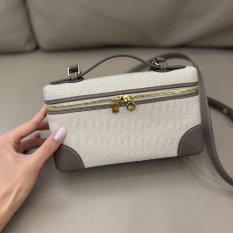 Loro Piana 二代Extra Pocket L19手拿包 型号：FAO8505 亚麻帆布/大象灰/金扣