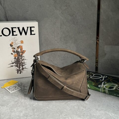 LOEWE 新款牛巴革𝓟𝓾𝔃𝔃𝓵𝓮棕色色系 0189