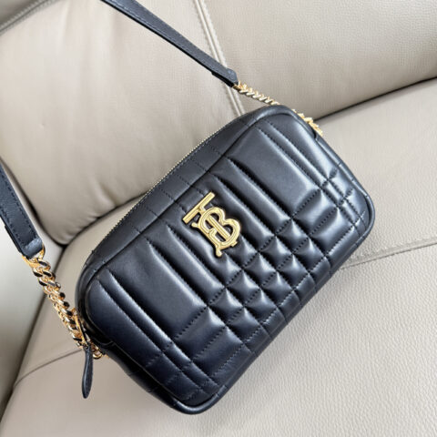 Burberry B家柔软别致的绗缝款「Lola – 萝纳相机包」