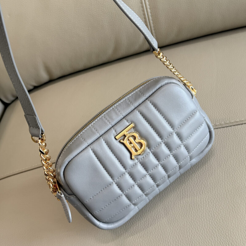 Burberry B家柔软别致的绗缝款「Lola – 萝纳相机包」