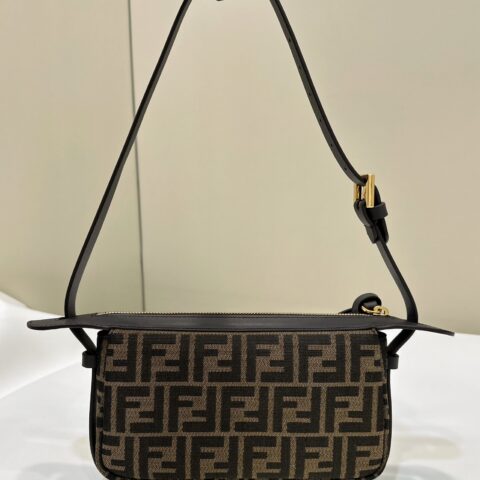 FENDI 新品Simply 款号8662