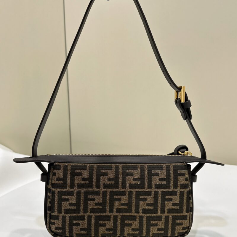 FENDI 新品Simply 款号8662
