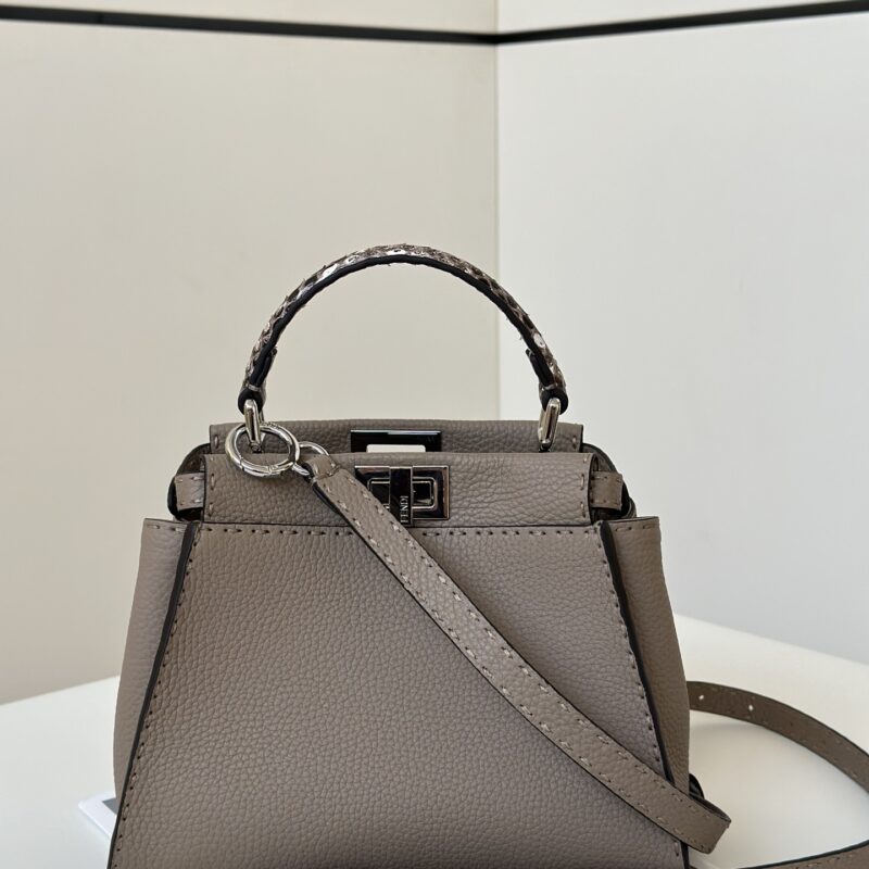 FENDI 超级适合通勤的一款小猫包鸽子灰𝐏𝐞𝐞𝐤𝐚𝐛𝐨𝐨 款号8551鸽子灰