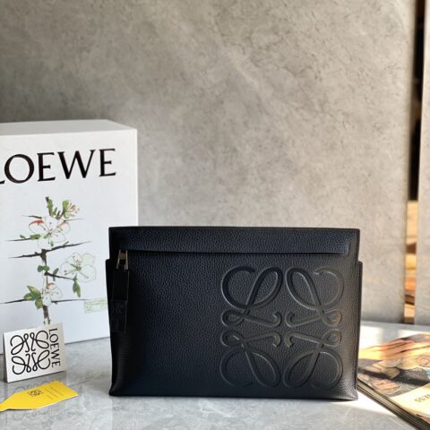 LOEWE 最新颗粒纹T pouch 系列手包 0219