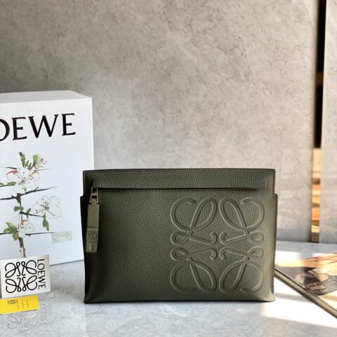 LOEWE 最新颗粒纹T pouch 系列手包 0219