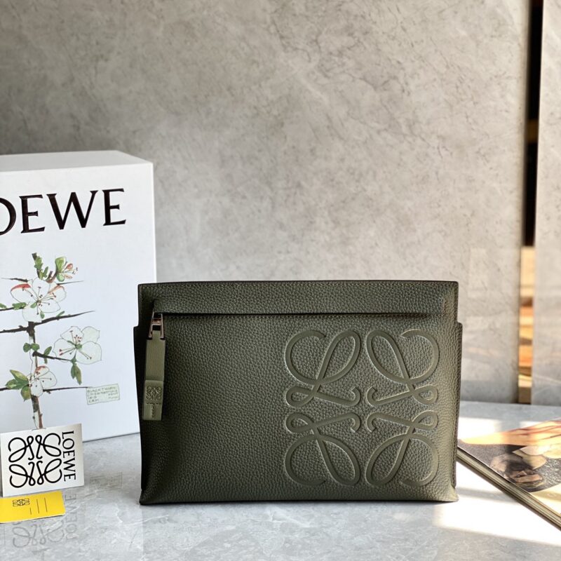 LOEWE 最新颗粒纹T pouch 系列手包 0219