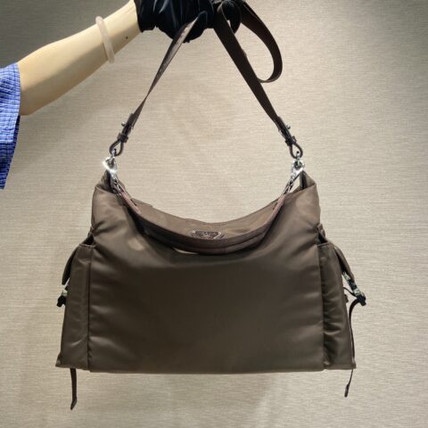 PRADA  新品男款 2VH204探索包