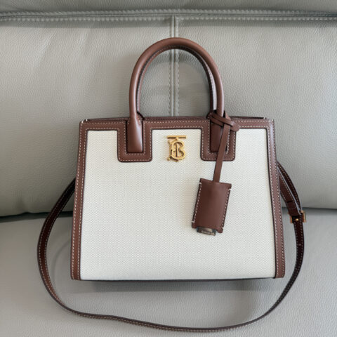 Burberry B家最新款托特包
