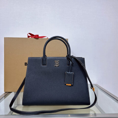 Burberry B家最新版型立挺的托特包