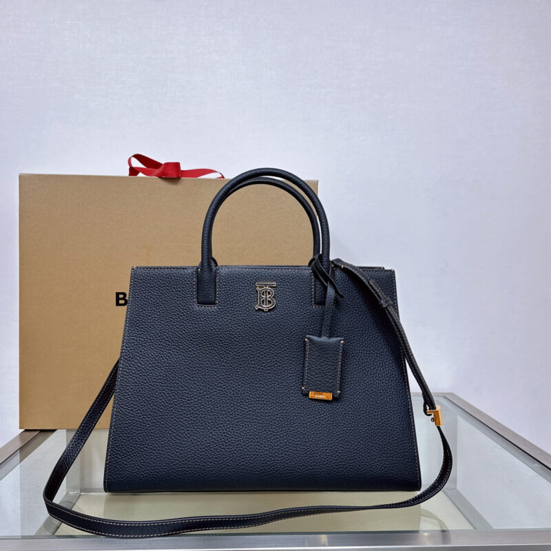 Burberry B家最新版型立挺的托特包