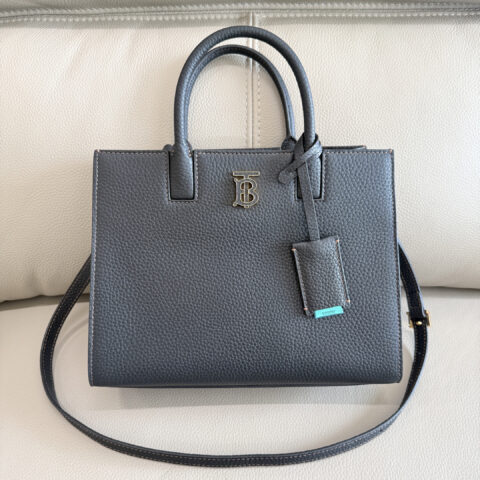 Burberry B家最新版型立挺的托特包