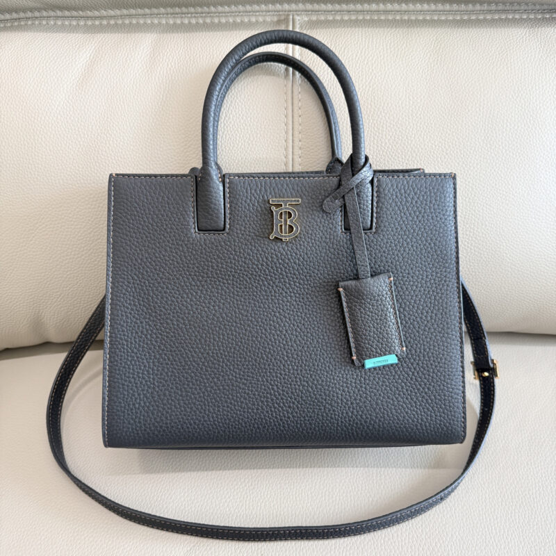 Burberry B家最新版型立挺的托特包