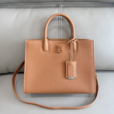 Burberry B家最新版型立挺的托特包