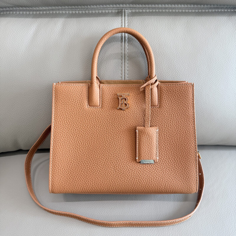 Burberry B家最新版型立挺的托特包