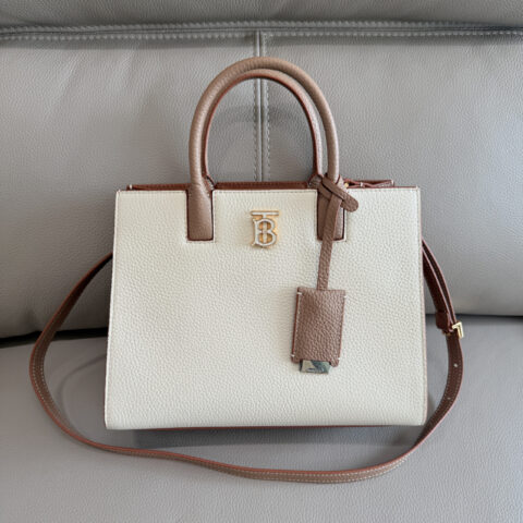 Burberry B家最新版型立挺的托特包