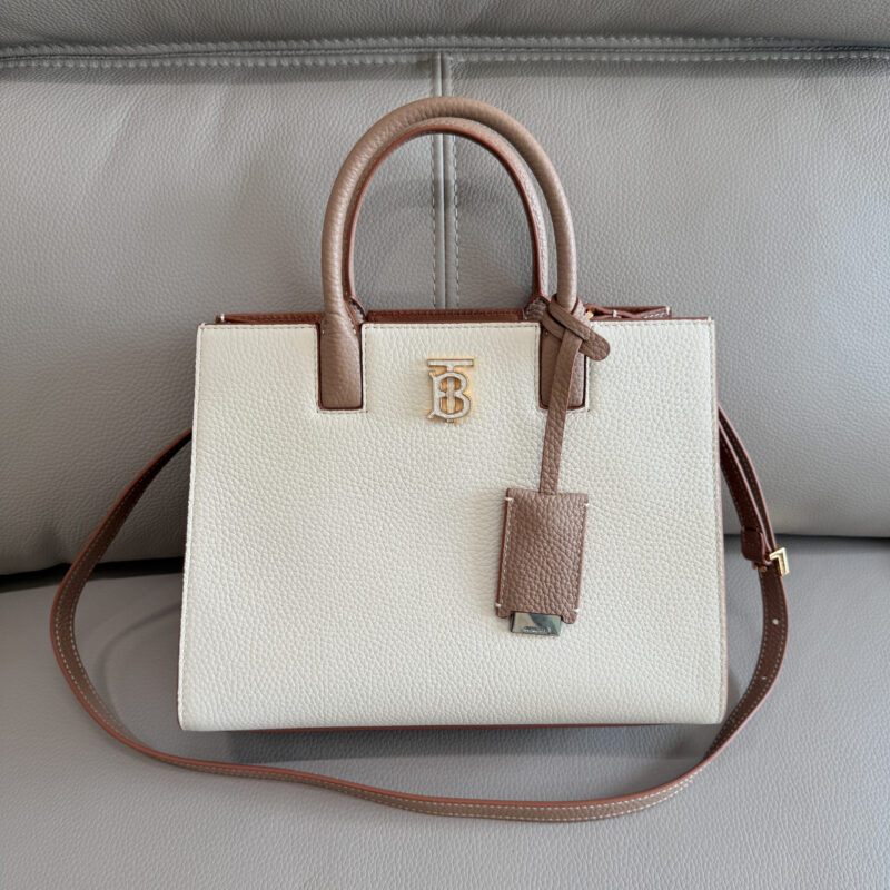 Burberry B家最新版型立挺的托特包