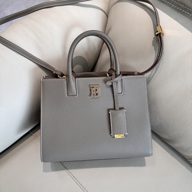 Burberry B家最新版型立挺的托特包