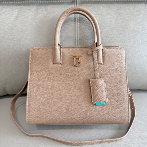 Burberry B家最新版型立挺的托特包