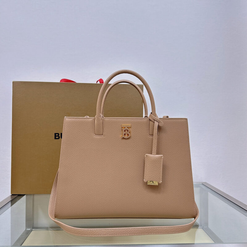 Burberry B家最新版型立挺的托特包