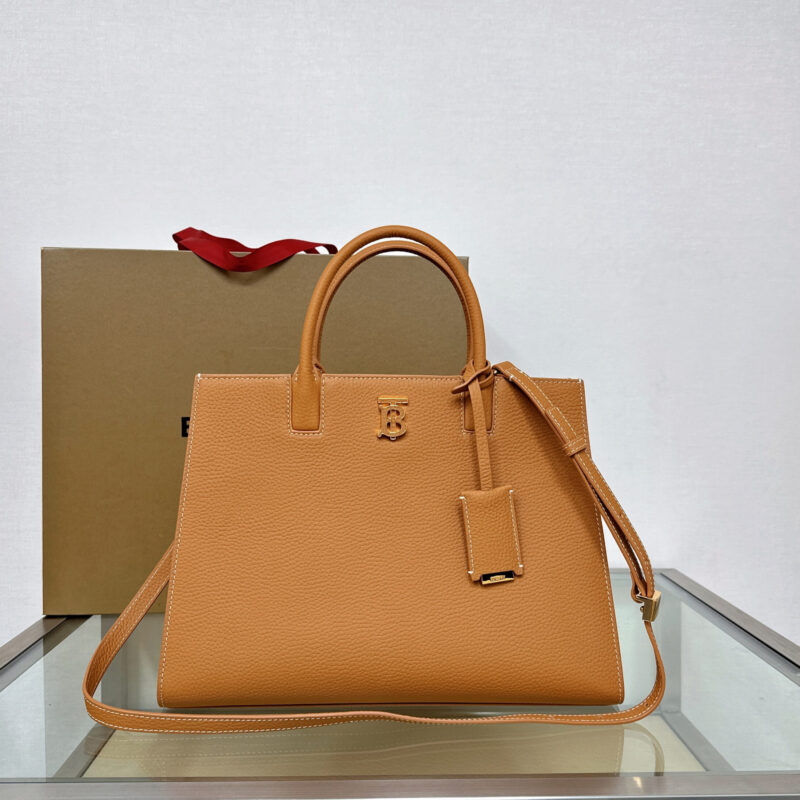 Burberry B家最新版型立挺的托特包