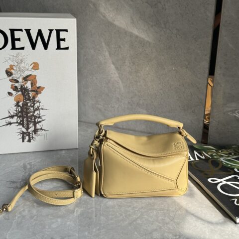 LOEWE 新款沿用经典款开口设计 0338