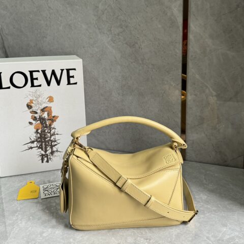 LOEWE 新款沿用经典款开口设计 0189