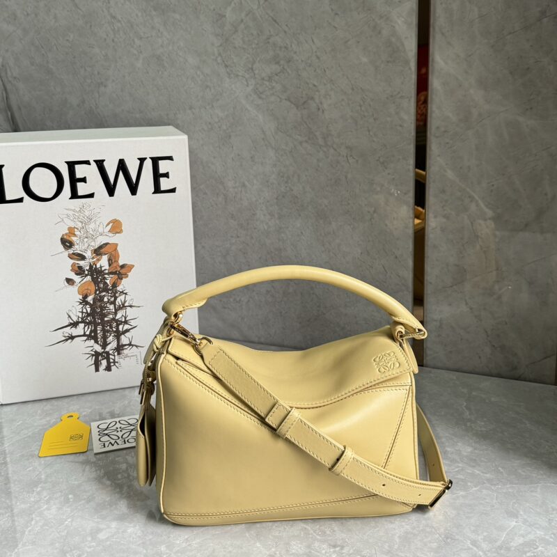 LOEWE 新款沿用经典款开口设计 0189