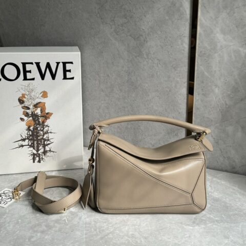 LOEWE 新款沿用经典款开口设计 0189