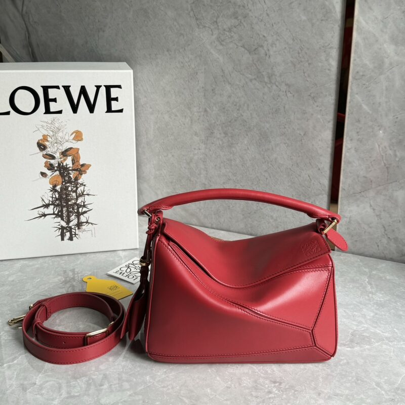 LOEWE 新款沿用经典款开口设计 0189