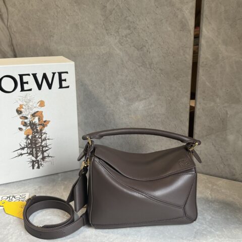 LOEWE 新款沿用经典款开口设计 0189