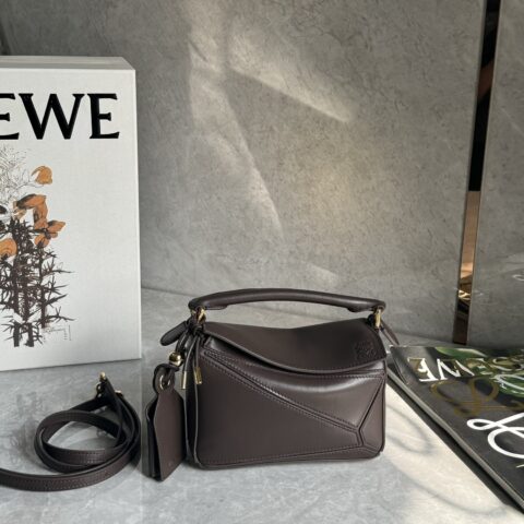 LOEWE 新款沿用经典款开口设计 0338