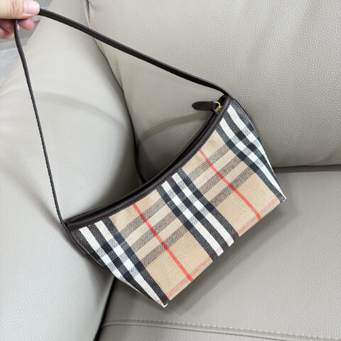 Burberry B家新款肩背包