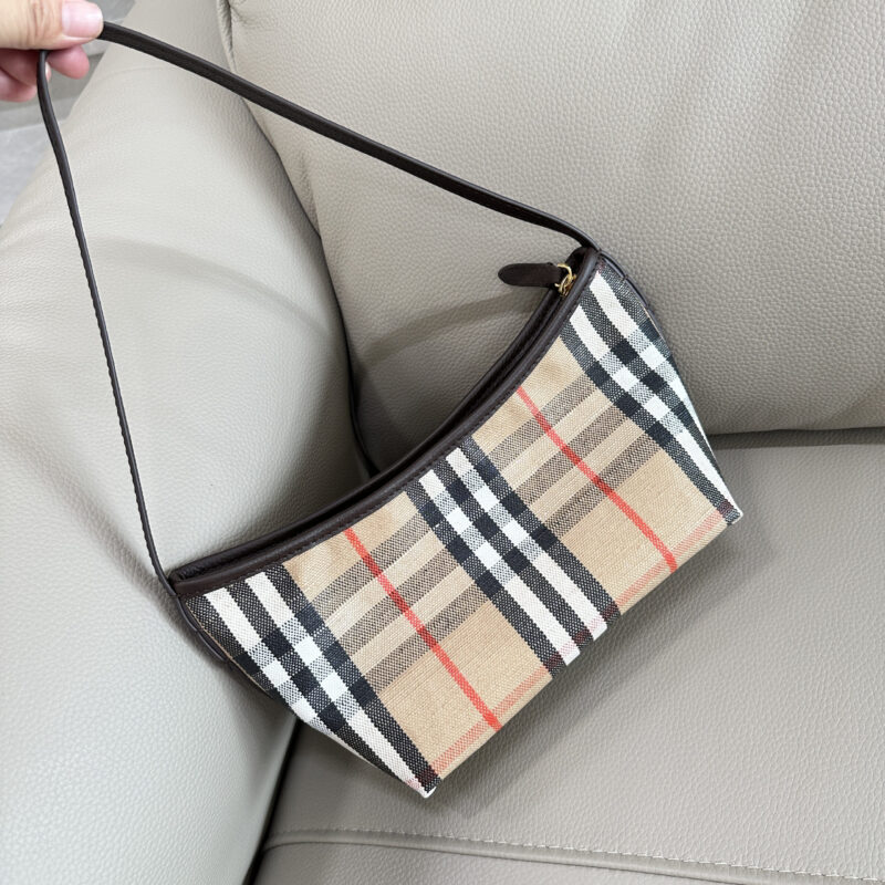 Burberry B家新款肩背包