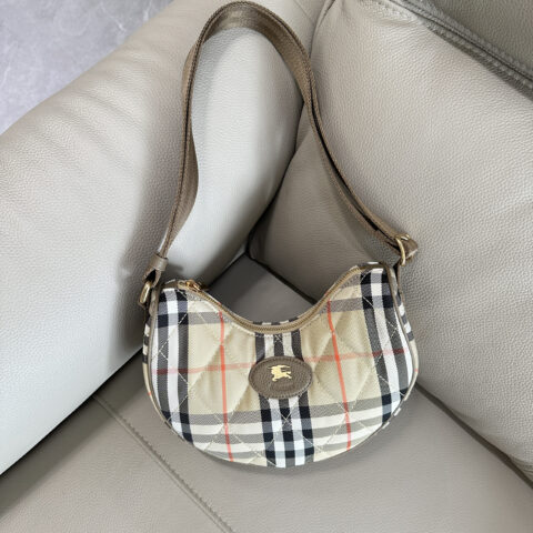 Burberry 新款 Horseshoe 斜背包