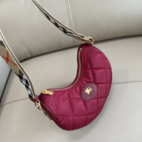 Burberry 新款 Horseshoe 斜背包