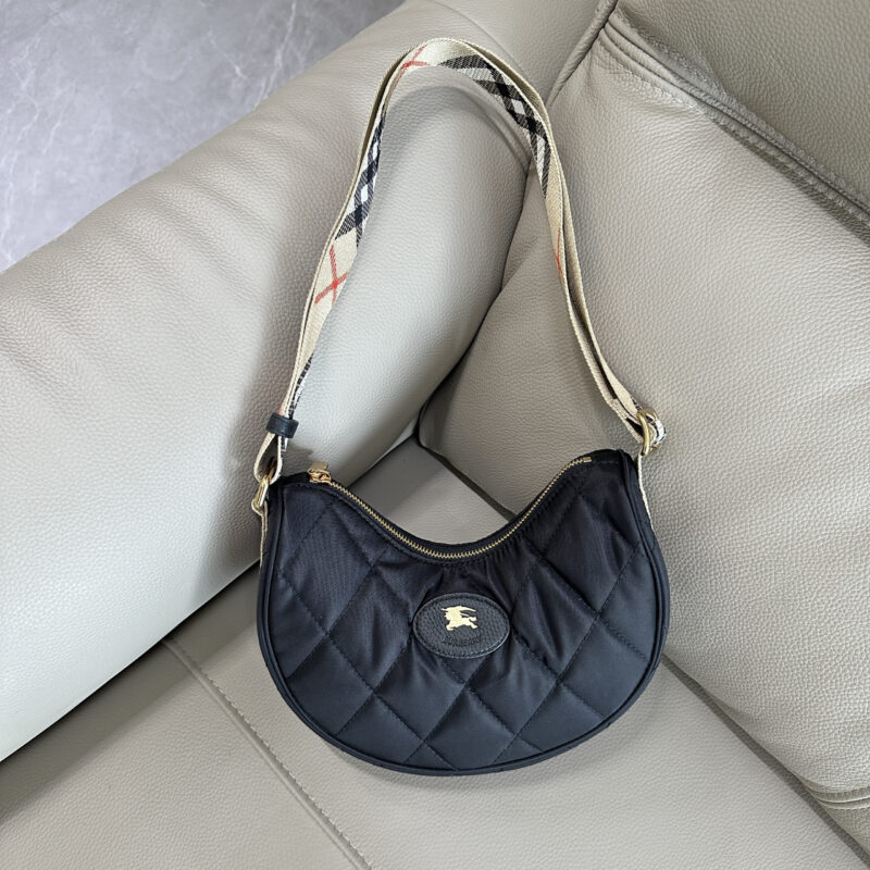Burberry 新款 Horseshoe 斜背包