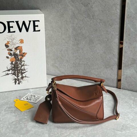 LOEWE 新款沿用经典款开口设计 0338