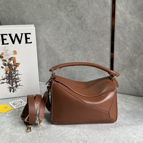 LOEWE  新款沿用经典款开口设计 0189