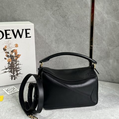 LOEWE 新款沿用经典款开口设计 0189